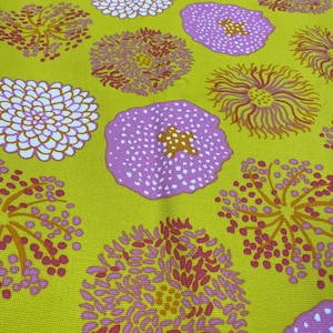 Tela de lona de algodón Halimeda de Marimekko: estampado floral en amarillo y rosa intenso