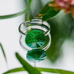 Adjustable Emerald Resin Ring with Green Flower, Handmade Botanical Jewelry, Unique Nature Gift for Her