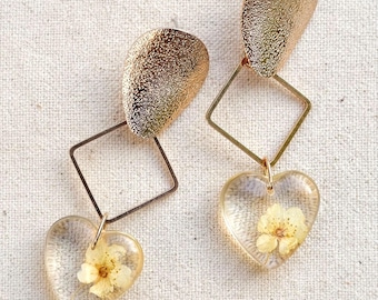 Pendientes de resina con forma de corazón y flores naturales, pendientes botánicos.