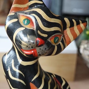Handgjord vintage kattstaty i trä, med handmålat tiger- eller zebramönster (folkkonst).