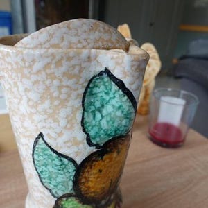 Brocca o vaso vintage in ceramica per sangria, proveniente da Toledo, Spagna. Questa brocca è lunga 20 cm, larga 10 cm e alta 25 cm.