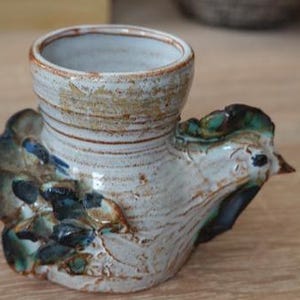 Gwilli Pottery, portauovo in ceramica fatto a mano proveniente dal Carmanthenshire, Galles. Tra i ceramisti più famosi figura Pru Green.
