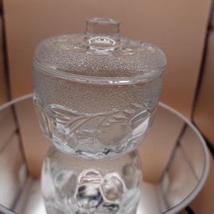 Vintage glazen potje die kan dienen voor confituur, honingpotje, koude sauzenpotje,...Normaal zit er een lepeltje in ,maar ontbreekt hier.