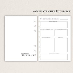 Könnte beinhalten: Ein weißer Planereinsatz mit dem Text "Wöchentlicher Rückblick" und einem Layout für die Wochenübersicht. Der Einsatz hat Abschnitte für Highlights, was gut gelaufen ist, unerwartete positive Aspekte, Verbesserungspotenzial, Erkenntnisse und was man anders machen sollte.
