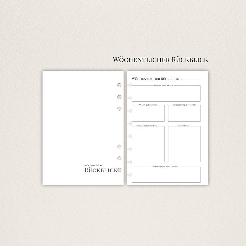 Könnte beinhalten: Ein weißer Planereinsatz mit dem Text "Wöchentlicher Rückblick" und einem Layout für die Wochenübersicht. Der Einsatz hat Abschnitte für Highlights, was gut gelaufen ist, unerwartete positive Aspekte, Verbesserungspotenzial, Erkenntnisse und was man anders machen sollte.
