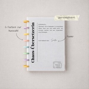 Op de afbeelding: Een witte keramische mok met een zwart handvat en de tekst "But First, Coffee" in een zwarte, handgeschreven lettertype. De mok staat op een wit oppervlak.