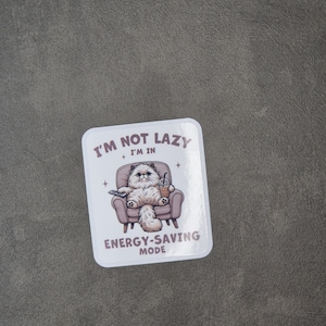 I'm not Lazy Cat sticker - energiebesparende modus vinyl sticker - grappige kattenliefhebber cadeau - planner dagboek laptop sticker - pastel cartoon kitty