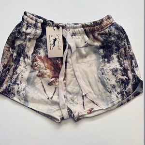 Puede incluir: Shorts blancos, marrones y grises con estampado y cord&oacute;n blanco. Los pantalones cortos tienen una etiqueta que dice "Salt River Girl" y "Premium Country Goods".