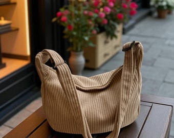 Bolso de pana estilo dumplings: moderno bolso de hombro, bandolera ajustable