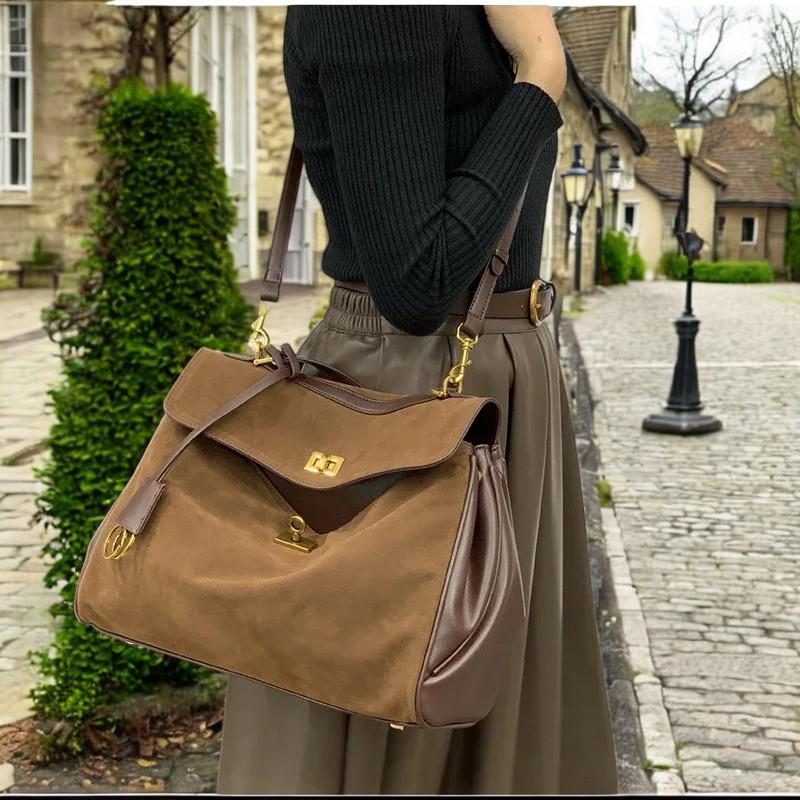 高級スエードトート - ゴールドバックル付き本革ブラウンバッグ