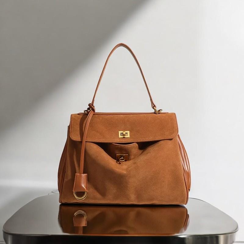 高級スエードトート - ゴールドバックル付き本革ブラウンバッグ
