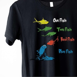 Ein Fisch zwei Fische Rot Fisch Blau Fisch Shirt, lustiges Dr. Seuss inspiriertes T-Shirt, buntes Retro Buch T-Shirt für Kinder und Erwachsene