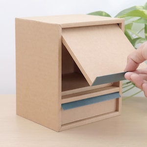 Manualidades con cartón: un mini armario con puerta abatible hecho con cartón: plantilla imprimible a escala 1/2 en tamaño A4