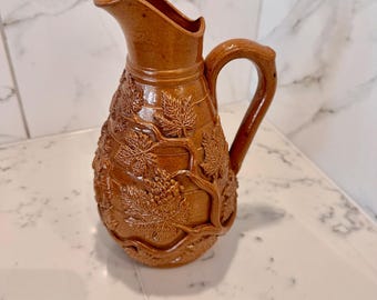Mittelgroßer Steingutkrug aus dem 19.Jh. mit Ranken- und Blattdetails im Relief