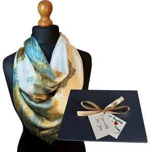 Lilien in Smaragd und Creme, Seidenschal, mit personalisierter Geschenkbox.Tolles Geschenk zu einem erschwinglichen Preis!