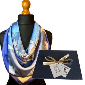 Zartblauer, geblümter Seidenschal mit personalisierter Geschenkbox. Tolles Geschenk zu einem erschwinglichen Preis!