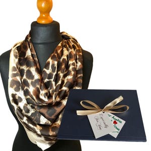 Heldere, abstracte zijden sjaal met dierenprint, met gepersonaliseerde geschenkverpakking. Geweldig cadeau voor een betaalbare prijs!