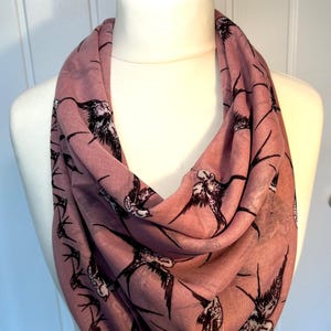Thema zwaluwvogel. Zwierige en zomerse sjaal van polykatoen, met gepersonaliseerde boodschap en geschenkverpakking, voor een betaalbare prijs. Prachtig cadeau!