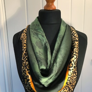 Opvallende, smaragdgroene en gouden zijden sjaal, met gepersonaliseerde boodschap en geschenkverpakking. Thema dierenprint. Geweldig cadeau voor een betaalbare prijs!!