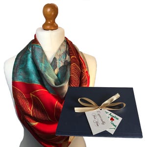 Opvallende poinsettiarode zijden sjaal met bloemen, met gepersonaliseerde geschenkverpakking. Hangt prachtig. Geweldig cadeau voor een betaalbare prijs!!
