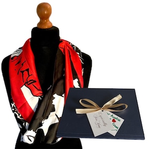 Gezeefdrukte zijden sjaal met rode en zwarte rozen, met gepersonaliseerde boodschap en geschenkverpakking.
