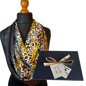 Pañuelo de seda con estampado animal, brillante y abstracto, con caja y tarjeta de regalo personalizadas. ¡Un regalo ideal para esa persona tan especial!