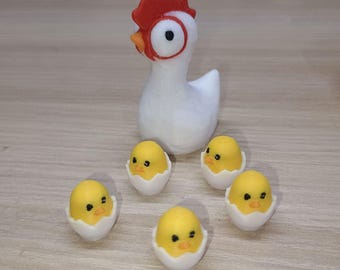 Miniatur Kunststofffiguren von Huhn und Küken im Korb | Dekorative Sammlerstücke