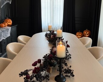 Halloween Herzstück: Flammenlose Kerzen, schwarze Kürbisse und lila Blumen