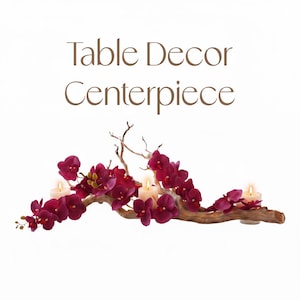 Può includere: Un centrotavola decorativo con un ramo di legno naturale adornato con orchidee bordeaux scuro e piccole candele bianche. Il testo "Table Decor Centerpiece" è visualizzato sopra la composizione floreale.