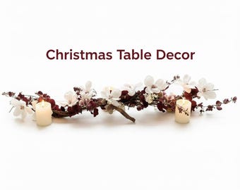 クリスマスのセンターピーステーブルデコレーション、流木とフレームレスキャンドル付きマグノリアの花のセンターピース