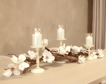 Centro de mesa floral con madera a la deriva: decoración rústica para la mesa del comedor con velas.