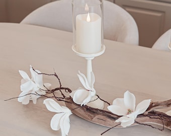Centro de mesa con velas de magnolia y madera flotante para bodas: arreglo floral rústico