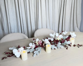 クリスマスのセンターピーステーブルデコレーション、流木とフレームレスキャンドル付きマグノリアの花のセンターピース
