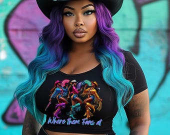 Puede incluir: Una persona lleva un top corto negro con el texto "Where them Fans at" y un gráfico de tres mujeres con trajes de vaquera. La persona también lleva un sombrero de vaquero negro y tiene el pelo morado y azul.