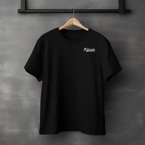 Op de afbeelding: Zwart T-shirt met korte mouwen en een wit "Offside" logo op de voorkant.