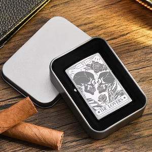 Briquet Zippo personnalisé gravé au laser – The Lovers Design | Gravure d'un message personnalisé | Fabriqué aux États-Unis