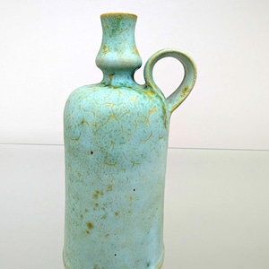 Piccolo vaso verde chiaro, dal collo stretto con manico, smalto opaco e sfumature di colore; ceramica d'autore di KTU, UNTERSTAB, DDR anni '60.