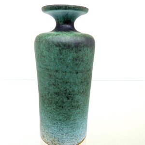Pequeno vaso cilíndrico verde-turquesa com esmalte fosco e degradês de cor, cerâmica de estúdio da KTU, cerâmica artística UNTERSTAB, RDA, década de 1960.