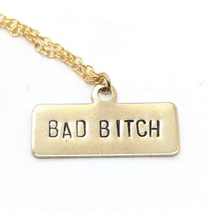 Hecho a mano estampado mala perra oro tono latón collar mala palabra mala joyería adolescente jefe mamá mamá presente regalo vacaciones regalos de Navidad