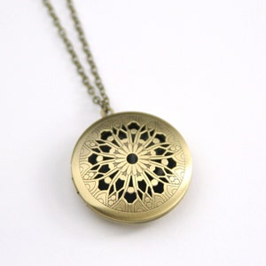 Brass Locket | Bridesmaid Locket | Simple Locket | Bridesmaid Gifts | Maid Of Honor Gifts | Christmas Gift | Gift for Her | Fiance Gift
