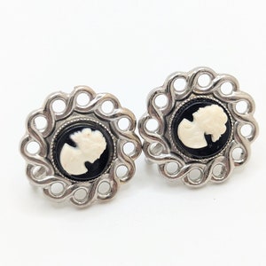 Vintage Victorian Revival Cameo Silber Ton Ohrstecker Weiß Schwarz Silhouette Gesicht Weihnachtsgeschenk für sie durchbohrte Ohren vorhanden