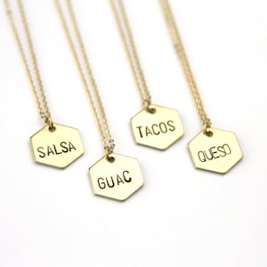 Elija: Salsa / Guacamole / Tacos / Queso / Collar geométrico hexagonal / Collar de martes de tacos dorado / Collar de comida / Joyería de comida mexicana