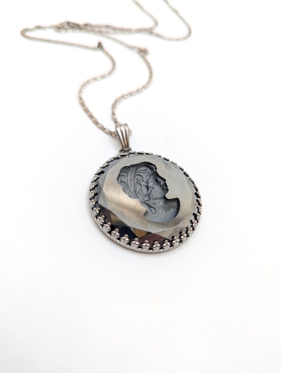 Collier Vintage Argenté Avec Pendentif Camée - Bijou Rétro à Prix Doux, Occasion