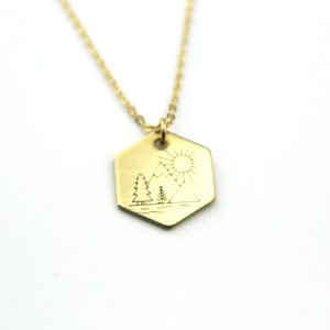 Collier Great Outdoors hexagonal en laiton doré | Collier montagne | Collier de randonnée |  Collier de camping | Cadeau pour amateur de plein air