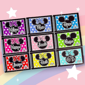 Op de afbeelding: Negen zwarte spiraalgebonden notitieboekjes met een Mickey Mouse-silhouet en een stippenachtergrond. Elk notitieboekje heeft een andere achtergrondkleur en een naam die op de voorkant is gedrukt. De namen zijn: Fiona, Dylan, Weston, Kathryn, Jackie, Delia, Gia, Jocelyn.