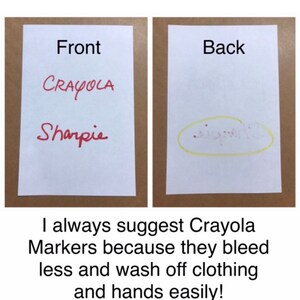 Pode incluir: Duas folhas de papel branco, uma com a etiqueta "Front" e a outra com "Back". A folha da frente tem as palavras "Crayola" e "Sharpie" escritas em vermelho. A folha de tr&aacute;s tem um c&iacute;rculo amarelo desenhado em torno da palavra "Sharpie" escrita em vermelho. O texto abaixo da imagem diz: "Eu sempre recomendo os marcadores Crayola porque eles sangram menos e lavam facilmente das roupas e das m&atilde;os!"