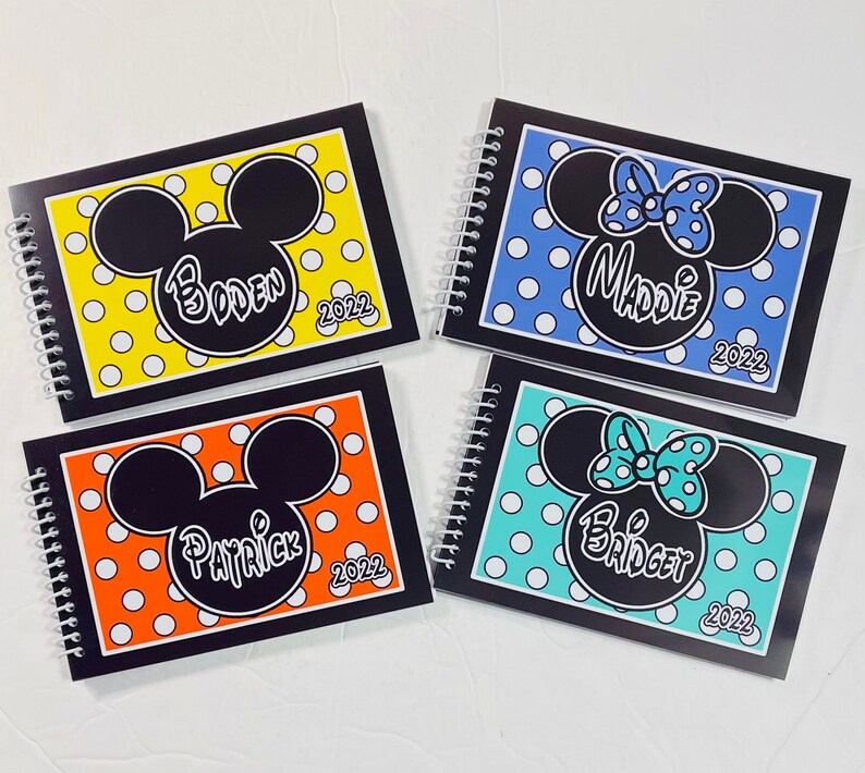 Pode incluir: Quatro cadernos negros com espiral com um design de Mickey Mouse ou Minnie Mouse. Cada caderno tem um fundo de cor diferente e um nome diferente: Boden, Maddie, Patrick e Bridget. O ano de 2022 est&aacute; impresso em cada caderno.