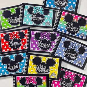 Pode incluir: Uma cole&ccedil;&atilde;o de dez cadernos de espiral personalizados com um design de Mickey Mouse ou Minnie Mouse. Cada caderno tem um nome diferente e o ano 2022 impresso na capa. Os cadernos s&atilde;o de v&aacute;rias cores, incluindo vermelho, azul, verde, amarelo, roxo e rosa.