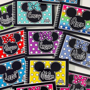 Pode incluir: Uma cole&ccedil;&atilde;o de cadernos personalizados coloridos com uma silhueta do Mickey Mouse com bolinhas e um la&ccedil;o. Cada caderno tem um nome diferente e o ano 2022 impresso na capa.
