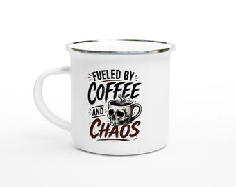 Kubek emaliowany „Fueled by Coffee and Chaos” | Zabawne naczynia kempingowe, prezent dla ukochanej osoby